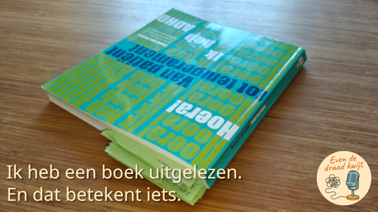 Een boek met groene papiertjes ertussen als bladwijzers